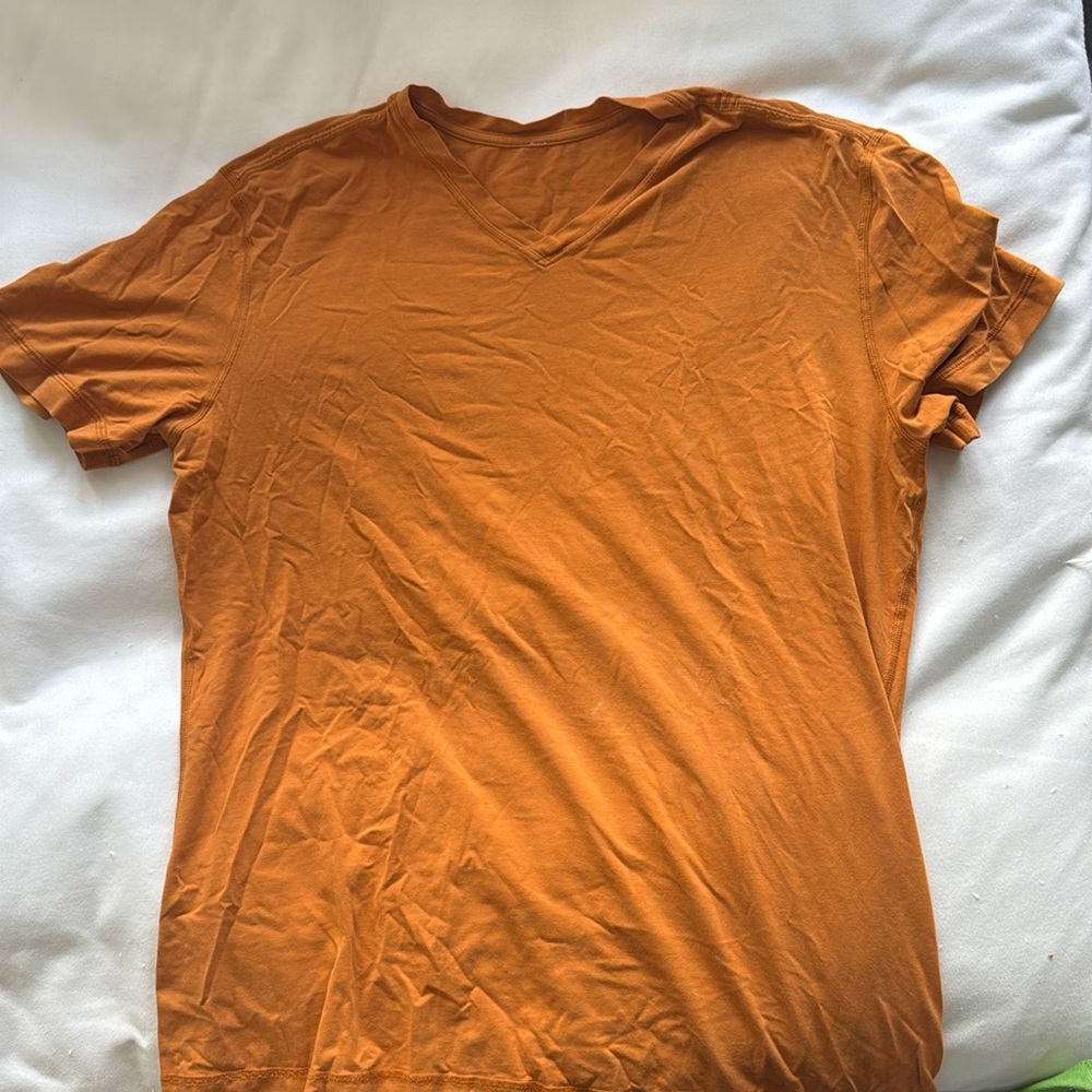 men's Lululemon soft v T-shirt